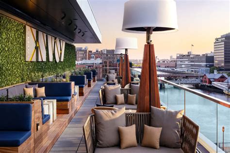 7 Breathtaking Rooftop Restaurants in Boston - American Eats