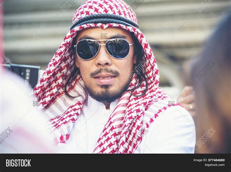 Islamic Arab Man Wear Image & Photo (Free Trial) | Bigstock