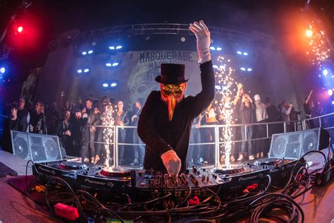 The gold glint of Claptone’s mask yields ‘Zero’ – Dancing Astronaut The gold glint of Claptone’s ...