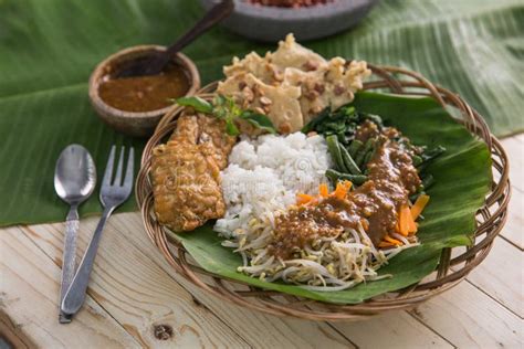 Traditional Indonesian Culinary. Nasi Pecel Stock Image - Image of peyek, wooden: 121308933