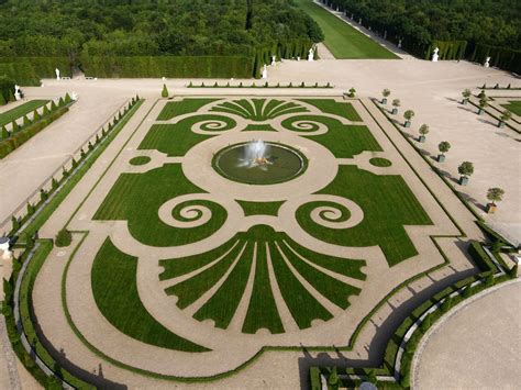 Parterres and paths | Palace of Versailles