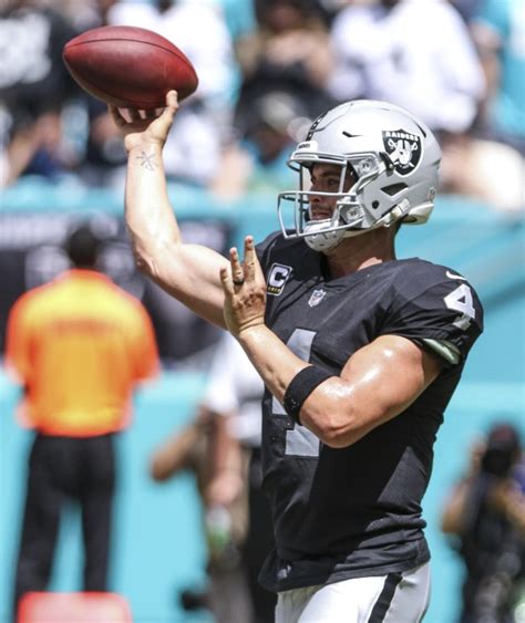 Oakland Raiders: There's one thing holding Derek Carr back