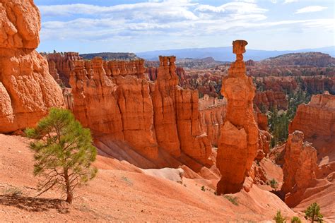 **Bryce Canyon National Park: Majestic Cliffs in HD Wallpaper**