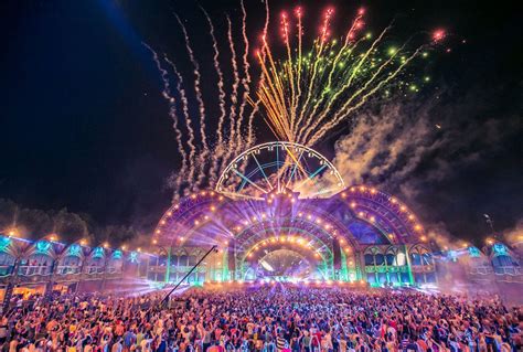 Pin de TomorrowWorld en Tomorrowland | Tomorrowland 2014, Festival electronica, Perros de disney