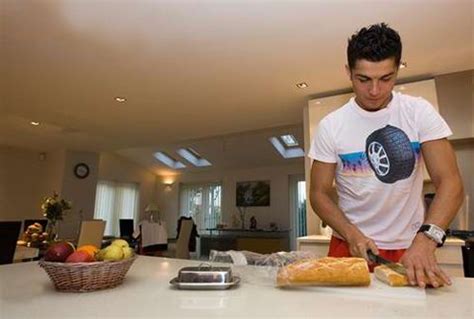 What does Cristiano Ronaldo eat? | Cristiano ronaldo diet, Cristiano ronaldo, Cristiano ronaldo ...