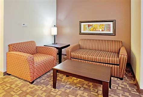 Holiday Inn Express Hotel & Suites Lincoln Airport (Lincoln, NE): What to Know BEFORE You Bring ...