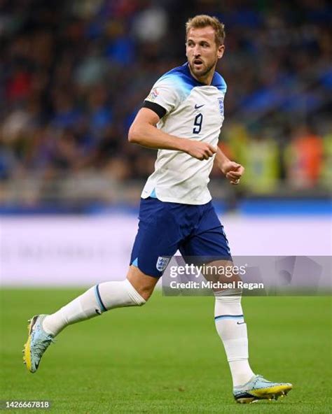 Harry Kane Captain Photos and Premium High Res Pictures - Getty Images