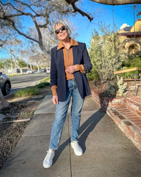 Navy blazer and jeans outfit - une femme d'un certain âge