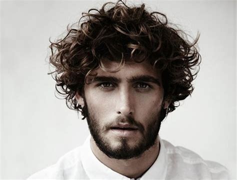 Curly-Wavy-Hair-Men-Hairstyles-Best-Style-Beard-White-Shirt- CapelliStyle