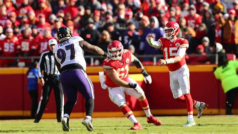 Patrick Mahomes Perfectly Reenacts His No-Look Pass for Peter King of ...