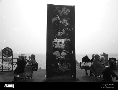 'KIss Wall' sculpture, Brighton seafront, East Sussex, England Stock Photo - Alamy