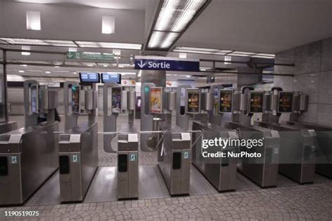 La Defense (Paris Metro) Photos and Premium High Res Pictures - Getty ...