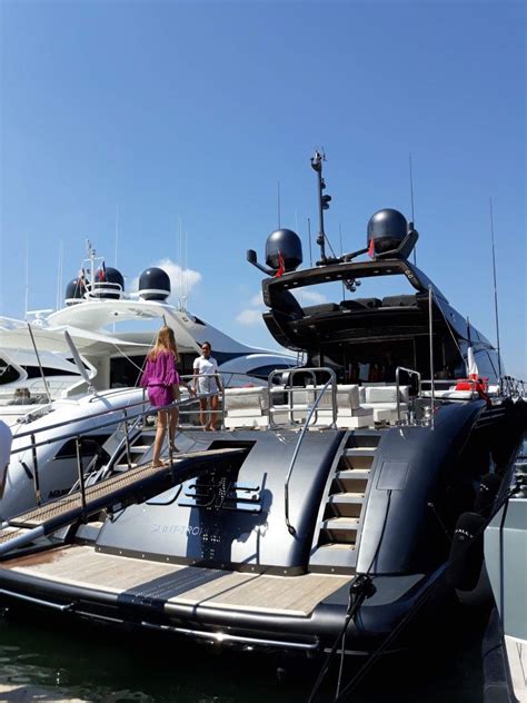 Yatch au port de saint-tropez | Luxury yachts, Yacht, Boat