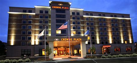 Crowne Plaza Airport to MKE Airport and Timmerman Airport Airport Car Service