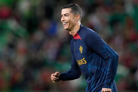 Cristiano Ronaldo Tertawakan Ballon d'Or ke-8 Lionel Messi, Bisanya Cuma Nyinyir? - Bola.net