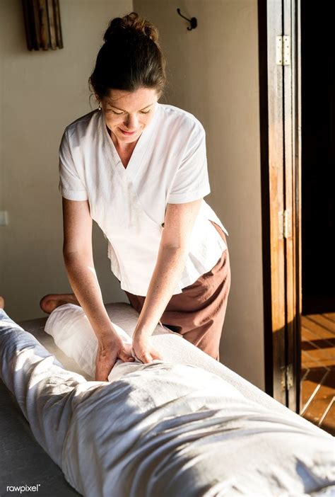 Female massage therapist giving a massage at a spa | premium image by ...