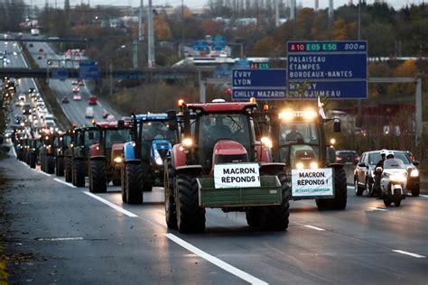 Irate French farmers descend on Paris in 1,000-strong tractor convoy to ...