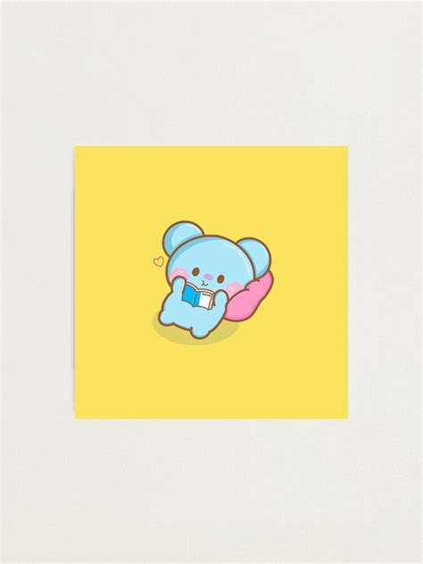 Lámina fotográfica «Lindo personaje de BTS BT21 Koya leyendo un libro ...