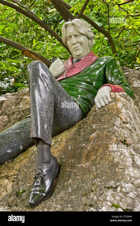 A view of the statue of Oscar Wilde in Merrion Square, Dublin Stock Photo - Alamy