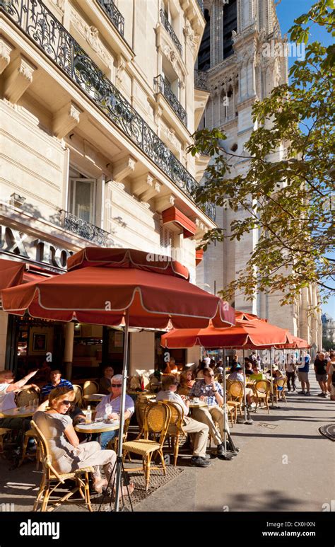 Paris street cafe hi-res stock photography and images - Alamy