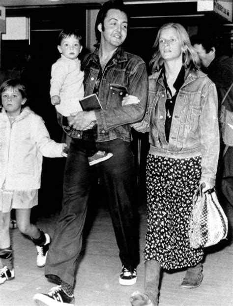 Paul And Linda Mccartney With Children Photograph by Everett | Fine Art ...