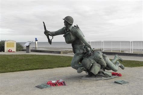 Memorial Wounded Soldier Omaha Beach - Vierville-sur-Mer - TracesOfWar.com