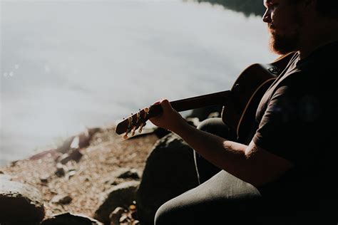 How To Play An E2 Guitar Chord - National Guitar Academy