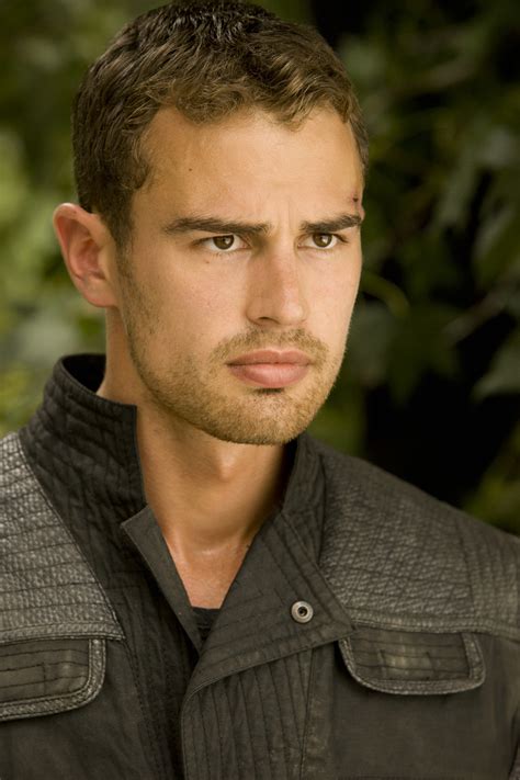 Bild zu Theo James zum der Film Die Bestimmung - Insurgent - Bild 39 ...