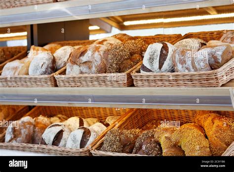 Bread bakery display hi-res stock photography and images - Alamy