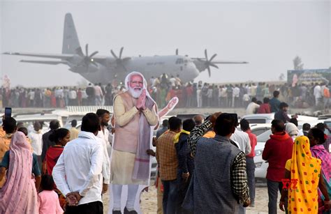 : Sultanpur:People looking at Indian Air Force Aircraft C - 130J Hercules landing on Purvanchal ...