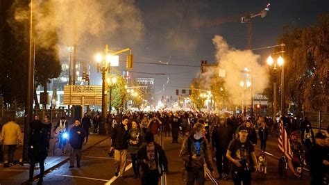 Trump presidency: Protests turn violent in Portland, Oregon - BBC News