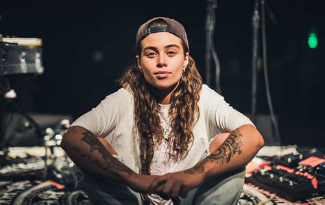 Tash Sultana on debut album 'Flow State' and their mind-melting live show - NME