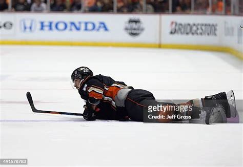 667 Teemu Selanne Stanley Cup Photos & High Res Pictures - Getty Images