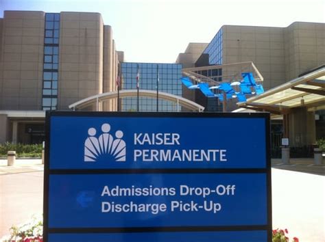 Kaiser Permanente Woodland Hills Medical Center - Hospitals - Woodland ...