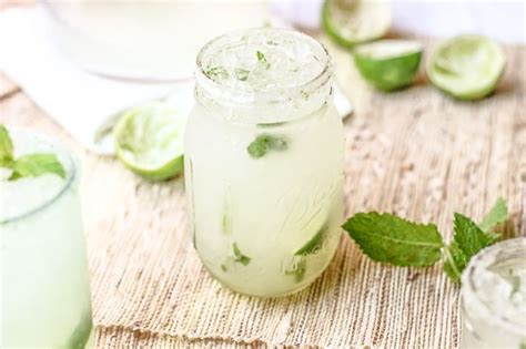 PERFECT Sparkling Mint Limeade - quick & easy - VIDEO! | Honest & Tasty