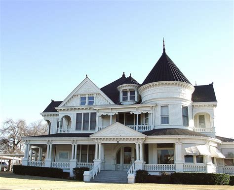 Bonham TX Landmark Queen Anne | Victorian homes, Victorian style homes, Architecture house