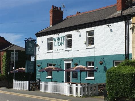 White Lion, Disley • whatpub.com