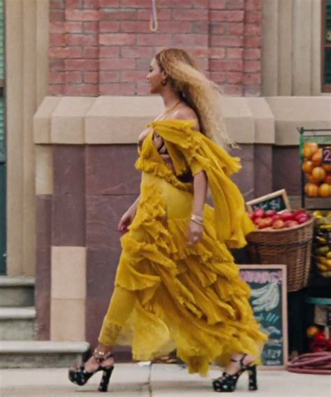 The Meaning Behind Beyoncé's Now-Iconic Yellow Dress | Beyonce yellow dress, Beyonce lemonade ...