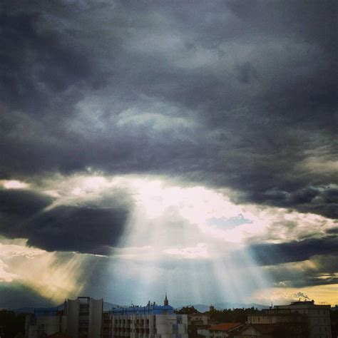 Amazing crepuscular rays over Italy - Strange Sounds