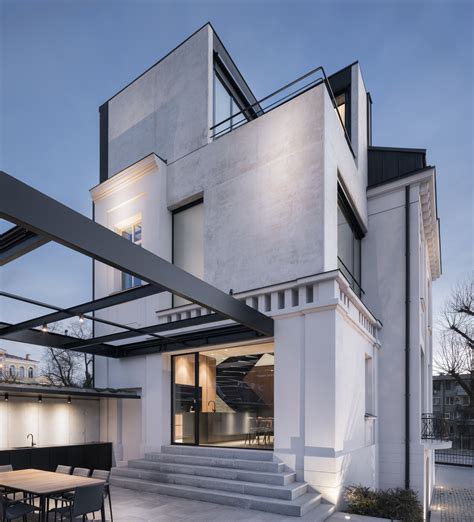 White Concrete Old House / I/O architects | ArchDaily