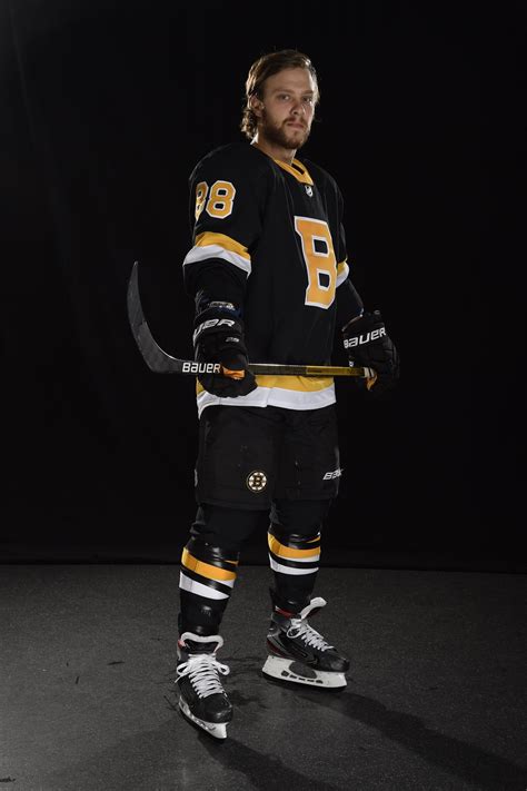 Boston Bruins Alternate Uniform — UNISWAG