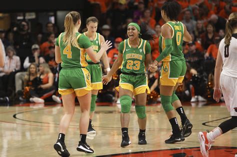 Oregon moves up to No. 3 in AP women's basketball poll