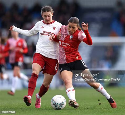 Megan Wynne of Southampton FC battles for possession with Hannah ...