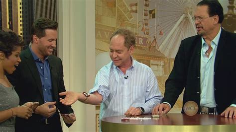 Penn & Teller show off their magic tricks - ABC7 Chicago