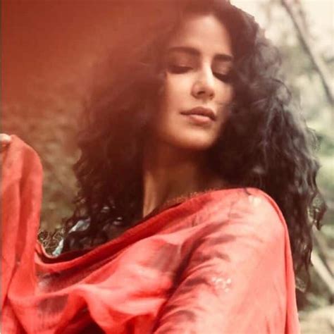 Katrina Kaif looks breathtakingly beautiful as she nails the curly hair look on the sets of ...