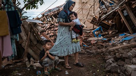 Indonesia Earthquake Photos Show Wide Damage - The New York Times