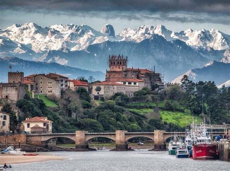 Cantabrigians | San Vincente de la Barquera con las Picos de Europa. Spain | Voyage espagne, San ...