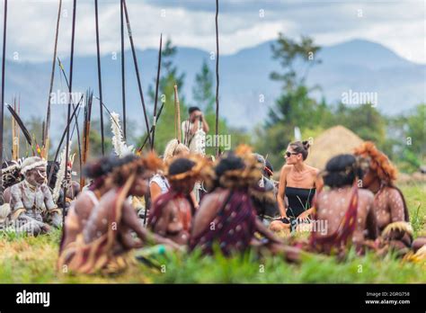 Papua new guinea tribes women hi-res stock photography and images - Alamy