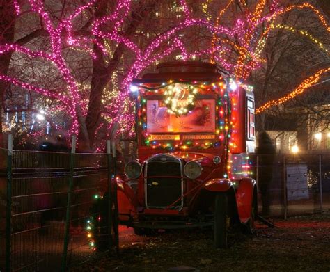 Zoo Lights, Lincoln Park Zoo, Chicago. Photo by Andy Lendway | Zoo lights, Lincoln park zoo ...