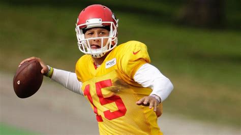 Despite uneven stats, QB Patrick Mahomes II has better day